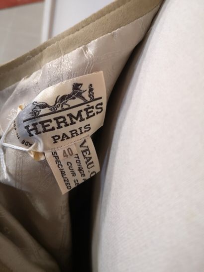 HERMES. Robe chasuble en veau sable, boutons...