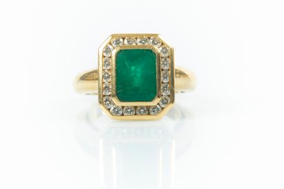 Bague en or ornée en serti clos d'une émeraude...