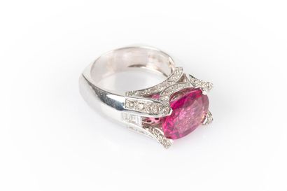 Bague en or blanc soutenant une rare rubélite...