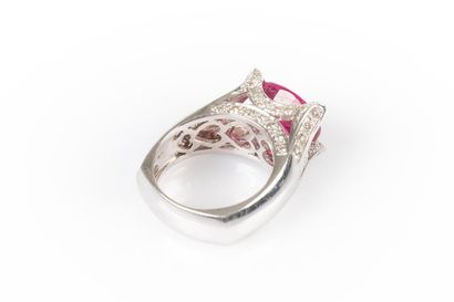 Bague en or blanc soutenant une rare rubélite...