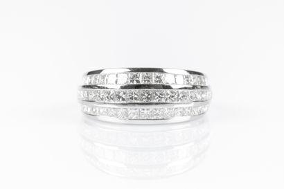 Bague en or blanc 3 rangs serti rail de 60...