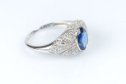 Bague en or gris sertie d'un saphir ovale...