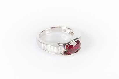Bague en or blanc centrée en demi clos d'un...