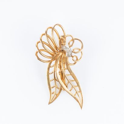 Broche feuillage ajourée en or de deux tons...
