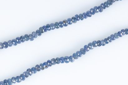 Collier chute en saphirs facettés pesant...