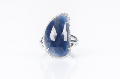 Bague en or gris sertie d'un saphir facetté...