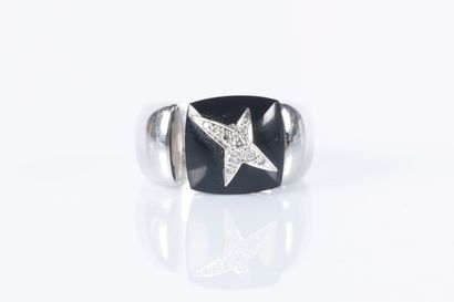 MAUBOUSSIN. Bague jonc ouverte en or gris,...
