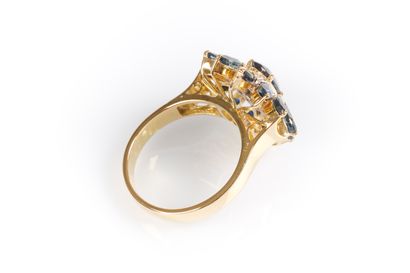 Bague en or sertie d'un saphir ovale dans...