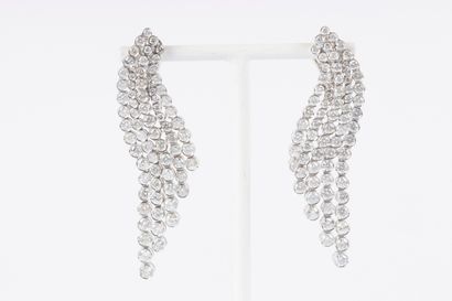Paire de pendants d'oreilles en or gris formant...