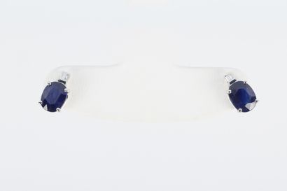 Paire de boutons d'oreilles en or blanc sertis...