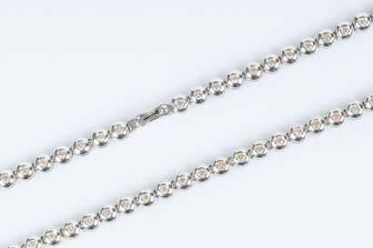 Collier rivière de diamants en or blanc orné...