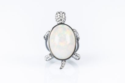 . Bague tortue en or sertie d'une opale cabochon...