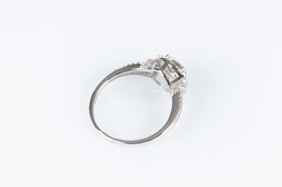 Bague en or blanc ornée d'un motif rond pavé...
