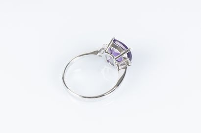 Bague en or blanc serties d'une améthyste...