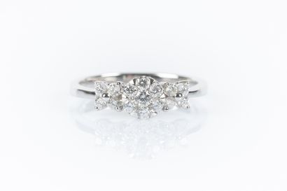 Bague en or blanc ornée d'un motifs rond...