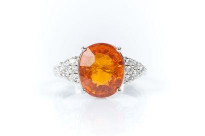 Bague en or gris sertie d'un grenat spessartite...