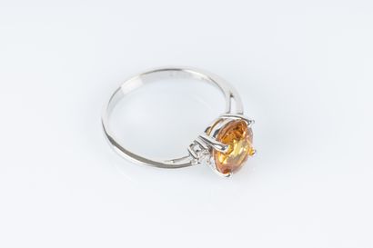 Bague en or blanc sertie d'un saphir jaune...