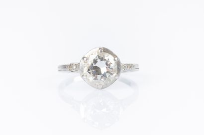 Bague solitaire en platine sertie d'un diamant...