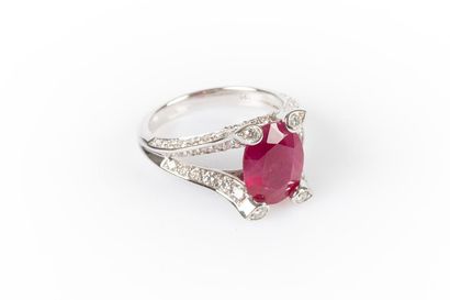 Bague en or blanc centrée d'un rubis ovale...
