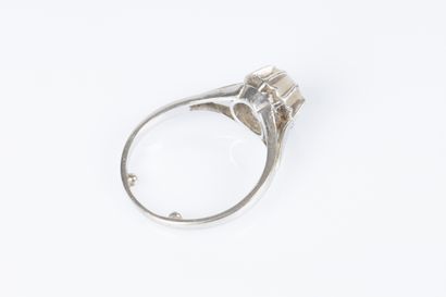 Bague solitaire en or gris et platine sertie...