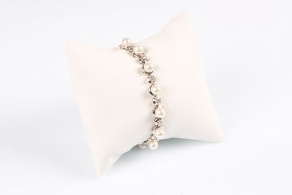 Bracelet ligne en or gris serti de 13 perles...