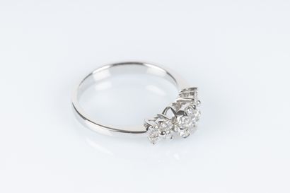 Bague en or blanc ornée d'un motifs rond...