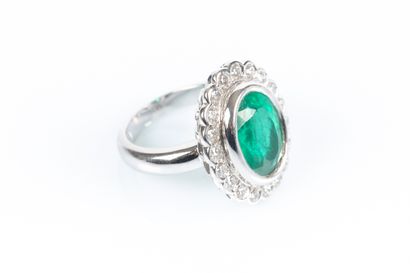 Bague en or blanc et platine centrée en clos...