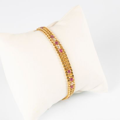Bracelet en or orné de 15 rubis ronds intercalés...