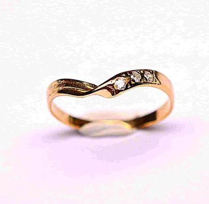 Bague en or sertie de 3 diamants ronds. Or...