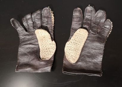 HERMES. Paire de gants en cuir lisse marron...