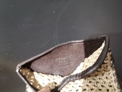 HERMES. Paire de gants en cuir lisse marron...