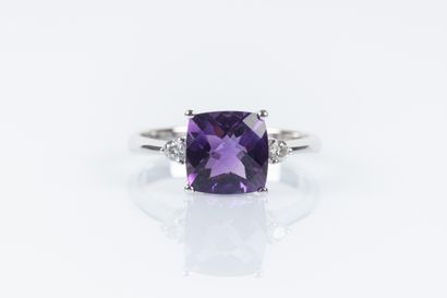 Bague en or blanc serties d'une améthyste...