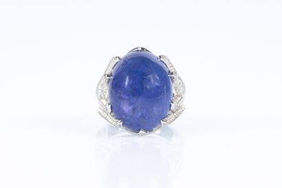 Bague en or blanc griffes stylisées serties...