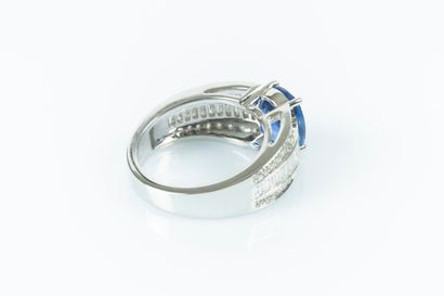 Bague en or blanc en son centre un saphir...