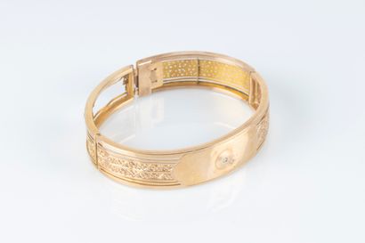 Bracelet rigide ouvrant en or ajouré, acc....