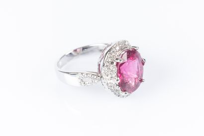 Bague en or gris sertie d'une rubellite rose...