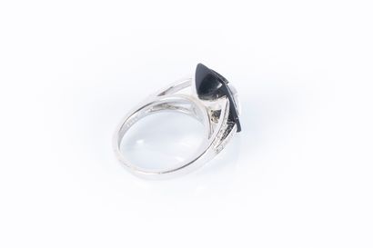 MAUBOUSSIN. Bague en or gris, ornée d'un...