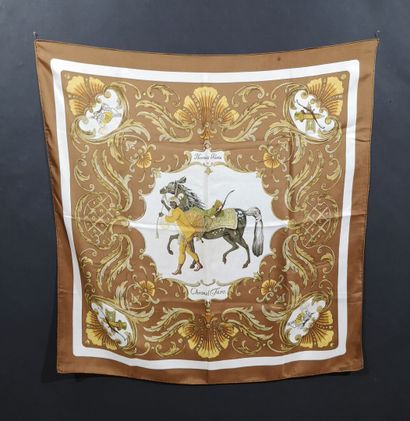 HERMES. Carré en soie, modèle Cheval Turc,...