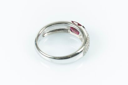 Bague jonc en or blanc serti d'un rubis ovale...