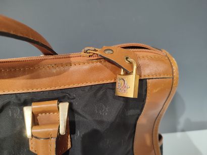 DIOR. Sac week-end en cuir lisse camel et...