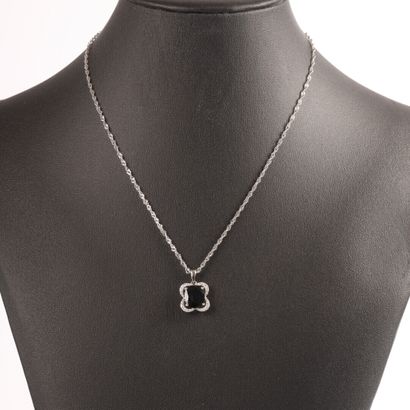 Pendentif orné en son centre d'un saphir...