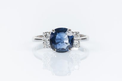 Bague en or blanc sertie d'un saphir de Ceylan...