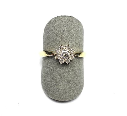 Bague fleur en or sertie de 8 diamants ronds....
