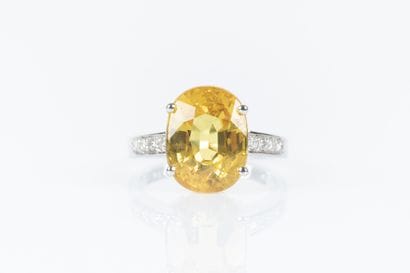 Bague en or blanc sertie d'un saphir jaune...