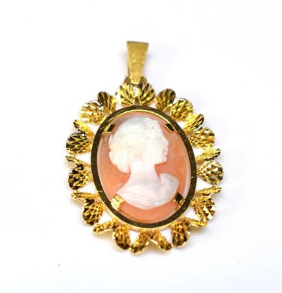 Pendentif en or entourage stylisé centré...