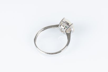 Bague fleurs en or blanc sertie d'une émeraude...