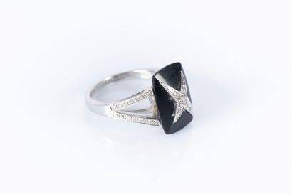 MAUBOUSSIN. Bague en or gris, ornée d'un...