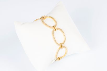 Bracelet en or à décor de 7 anneaux ovales...