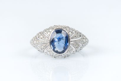 Bague en or gris sertie d'un saphir ovale...