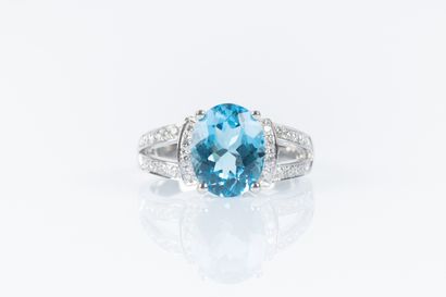 Bague en or blanc sertie d'une topaze taille...
